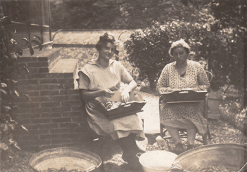 Rie van der Zande als dienstje bij mevr. Mulder in Steenwijk, ong. 1924 Rie van der Zande als dienstje bij mevr. Mulder in Steenwijk, ong. 1924