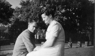 Harm Plenter en Rie van der Zande in Hooghalen, 1950 Harm Plenter en Rie van der Zande in Hooghalen, 1950