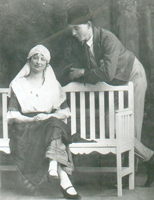Sientje van Esso (l), Harm Plenter (r) in de bruiloft van Kloris en Roosje Sientje van Esso (l), Harm Plenter (r) in de bruiloft van Kloris en Roosje