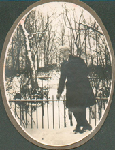Harm Plenter in het Wilhelminapark te Meppel, omstreeks 1921 Harm Plenter in het Wilhelminapark te Meppel, omstreeks 1921